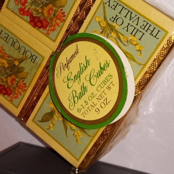 🌼NWT VINTAGE PERFUMED ENGLISH BATH CUBES 🌼 - Picture 2 of 3
